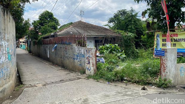 Ponpes Khoirur Rooziqiin yang berlokasi di Beji, Depok tak punya akses jalan. Akses menuju ponpes ini tertutup dari 4 penjuru mata angin. (Devi P/detikcom)