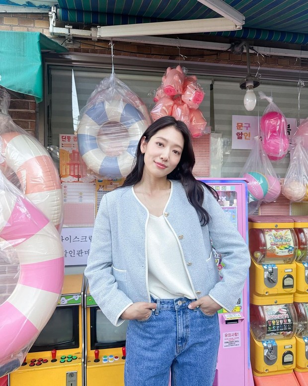 Potret Park Shin Hye