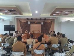 Tiga Bulan Belum Gajian, Kades dan Perangkat Desa Lamongan Menjerit