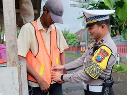 Polisi di Malang Beri Perlengkapan Keselamatan ke Relawan Perlintasan Kereta