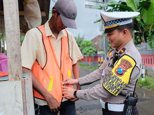 Polisi di Malang Beri Perlengkapan Keselamatan ke Relawan Perlintasan Kereta Polisi di Malang Beri Perlengkapan Keselamatan ke Relawan Perlintasan Kereta