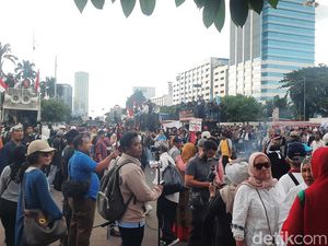 Satu Kubu Massa Bubarkan Diri, Massa Lainnya Bertahan di Depan DPR