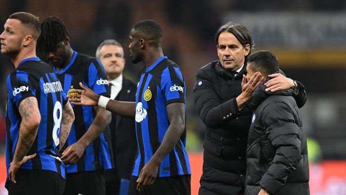 Soccer Football - Serie A - Inter Milan v Genoa - San Siro, Milan, Italy - March 4, 2024 Inter Milan coach Simone Inzaghi with players celebrate after the match REUTERS/Daniele Mascolo