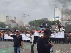 Kubu Demonstran Pro Vs Kontra Hak Angket Saling Lempar Botol Plastik!
