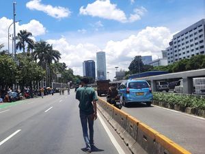Polisi Tutup Jalan Depan DPR Imbas Demo, Kendaraan Diarahkan ke Busway