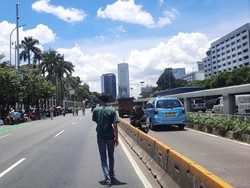 Polisi Tutup Jalan Depan DPR Imbas Demo, Kendaraan Diarahkan ke Busway