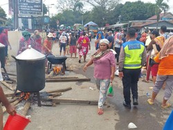 Heboh Emak-emak Demo-Masak Nasi di Jalan Depan Polsek Pancur Batu
