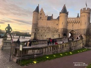 Mengagumi Benteng Belgia Bak di Buku Cerita, Tempat Bertahan dari Viking Mengagumi Benteng Belgia Bak di Buku Cerita, Tempat Bertahan dari Viking
