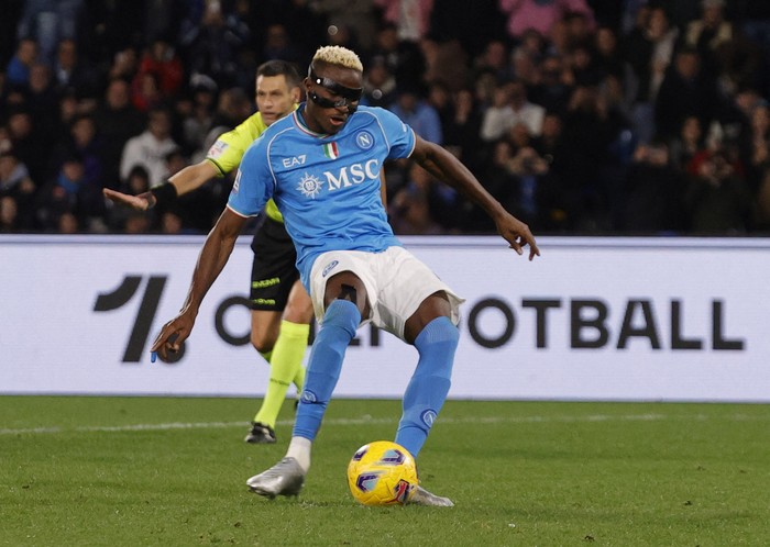 Soccer Football - Serie A - Napoli v Juventus - Stadio Diego Armando Maradona, Naples, Italy - March 3, 2024 Napolis Victor Osimhen has his shot saved by Juventus Wojciech Szczesny from the penalty spot before Napolis Giacomo Raspadori scores the rebound REUTERS/Ciro De Luca