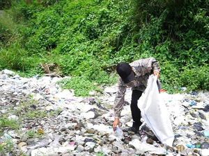 Kisah Alvi 36 Tahun Jadi Guru Honorer di Sukabumi, Nyambi Mulung Rongsok