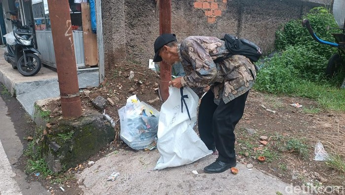 Alvi Noviardi (56) guru honorer Sukabumi.