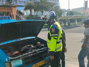 Angkot di Depok Ngebul Keluarkan Asap Tebal Angkot di Depok Ngebul Keluarkan Asap Tebal