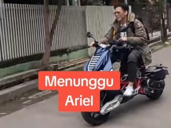 Momen Ariel Noah Naik Motor Sultan saat Reuni Hingga Diserbu Guru