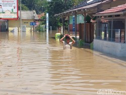 Cerita Pengungsi Banjir Cirebon Selamatkan Diri dari Amukan Cisanggarung