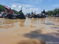 Banjir Cirebon Timur Rendam Ribuan Kendaraan Terparkir di Pabrik