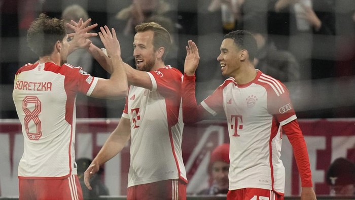 Bayern Munich, Harry Kane Bayern's Harry Kane, center, celebrates with his teammates after scoring his side's third goal during the Champions League round of 16 second leg soccer match between FC Bayern Munich and Lazio at the Allianz Arena stadium in Munich, Germany, Tuesday, March 5, 2024. (AP Photo/Matthias Schrader)