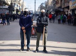 Bersenjata Kayu, Pria-pria Ini Jaga Stabilitas Harga di Pasar Rafah