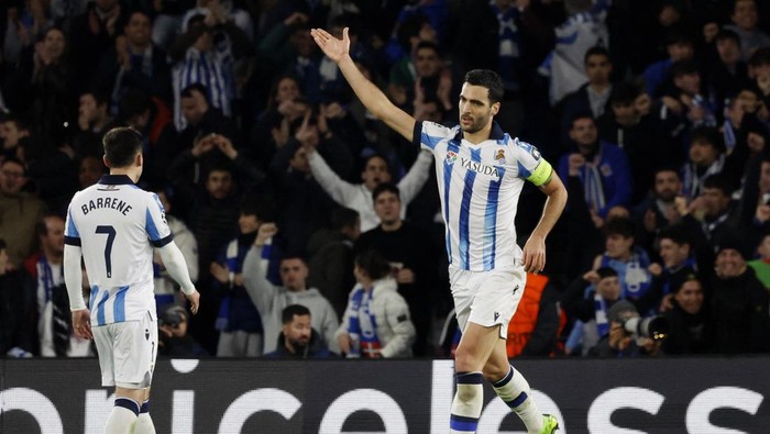 Soccer Football - Champions League - Round of 16 - Second Leg - Real Sociedad v Paris St Germain - Reale Arena, San Sebastian, Spain - March 5, 2024 Real Sociedads Mikel Merino celebrates scoring their first goal REUTERS/Vincent West