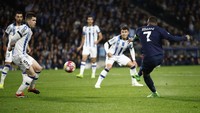 4. Paris Saint-Germain - total 130 tembakan (42 tepat sasaran). Foto: REUTERS/Juan Medina
