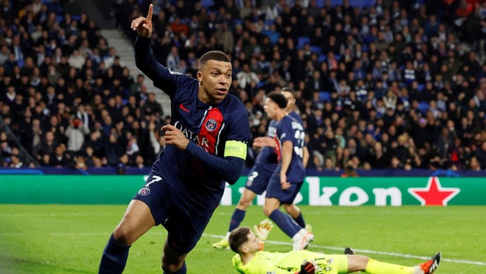 Brace Mbappe Antar PSG ke Perempatfinal Liga Champions Soccer Football - Champions League - Round of 16 - Second Leg - Real Sociedad v Paris St Germain - Reale Arena, San Sebastian, Spain - March 5, 2024 Paris St Germain's Kylian Mbappe celebrates scoring their second goal REUTERS/Vincent West TPX IMAGES OF THE DAY