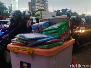 Cerita Pedagang Jas Hujan Bermunculan Saat Hujan di Jl TB Simatupang
