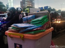 Cerita Pedagang Jas Hujan Bermunculan Saat Hujan di Jl TB Simatupang