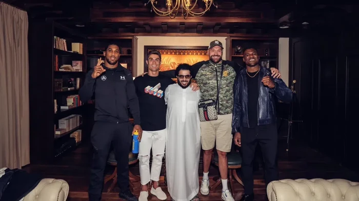 Pesepakbola Cristiano Ronaldo terindikasi memiliki proyek rahasia di Arab Saudi. Hal itu terungkap usai Ronaldo foto bareng dengan Anthony Joshua, Tyson Fury, dan Francis Ngannou.