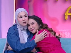 Pelukan Deswita Maharani dan Eks Istri Ferry Maryadi Bukti Semua Bisa Baik