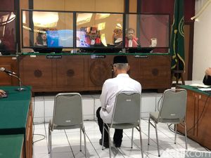Terima Gratifikasi Mafia Tanah, Eks Kadispertaru DIY Divonis 4 Tahun Bui Terima Gratifikasi Mafia Tanah, Eks Kadispertaru DIY Divonis 4 Tahun Bui