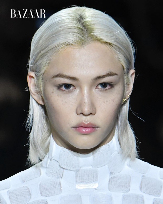 Pesona Felix 'Stray Kids' Jadi Model Runway Louis Vuitton