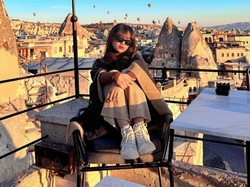 Gaya Fuji saat Berlibur di Turki Curi Atensi, Pakai Sepatu Rp 100 Ribuan