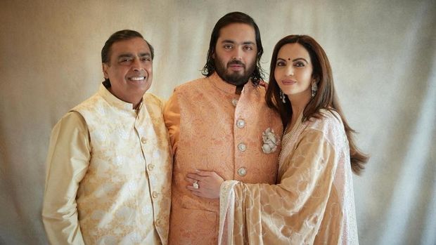 Mukesh Ambani, the Chairman of Reliance Industries, his wife Nita Ambani and their son Anant Ambani pose during the pre-wedding celebrations of Anant and Radhika Merchant, daughter of industrialist Viren Merchant, in Jamnagar, Gujarat, India, March 2, 2024. Reliance Industries/Handout via REUTERS THIS IMAGE HAS BEEN SUPPLIED BY A THIRD PARTY. NO RESALES. NO ARCHIVES.