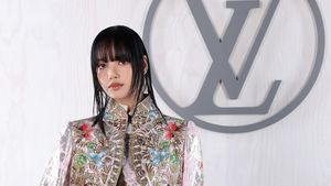10 Foto Gaya Seleb di Peragaan Louis Vuitton, Lisa BLACKPINK Pakai Rok Mini