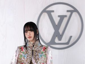 10 Foto Gaya Seleb di Peragaan Louis Vuitton, Lisa BLACKPINK Pakai Rok Mini