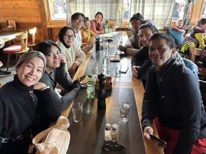 Hangat! Momen Ariel NOAH Ngopi hingga Makan Bareng Keluarga