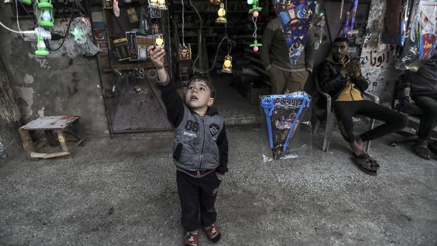 A boy looks at decorative lights and lanterns at a shop in Deir al-Balah in central Gaza, as Muslims prepare for the holy fasting month of Ramadan on March 3, 2024, amid the ongoing battles between Israel and the Palestinian militant group Hamas. For Muslims across the world, the beginning of the ninth month in the Muslim lunar calendar which marks the start of Ramadan, is a time for spiritual reflection, prayers, fasting and family reunions around the table after breaking the fast. (Photo by AFP)