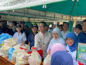 Heru Budi Tinjau Pasar Sembako Murah di Cilincing Jakut Heru Budi Tinjau Pasar Sembako Murah di Cilincing Jakut