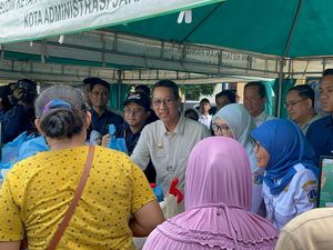 Tinjau Pasar Sembako Murah, Heru Budi Diteriaki Semoga Jadi Gubernur DKI