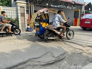 Warga Jalan Bahagia Medan Keluhkan Jalan Rusak dan Berdebu Warga Jalan Bahagia Medan Keluhkan Jalan Rusak dan Berdebu