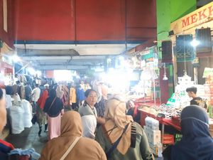 Jelang Ramadan Warga Ramai Beli Kurma di Tanah Abang, Omzet Pedagang Naik