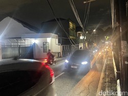 Tolong! Kabel Menjuntai Rendah di Jalanan Antara Buncit-Kalibata