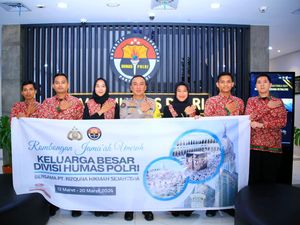 Kadiv Humas Polri Berangkatkan 7 Anggotanya Umrah ke Tanah Suci