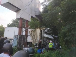 Diduga Mengantuk, Truk Boks Oleng dan Tabrak Tembok di Kuta Diduga Mengantuk, Truk Boks Oleng dan Tabrak Tembok di Kuta