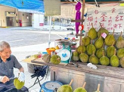 Kisah Pria 91 Tahun yang Tetap Gigih Jualan Durian Setiap Hari