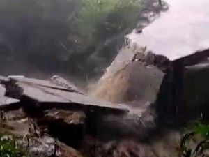 Jembatan Ambrol, Warga di Lereng Merbabu Boyolali Harus Putar Jalan 4 Km Jembatan Ambrol, Warga di Lereng Merbabu Boyolali Harus Putar Jalan 4 Km