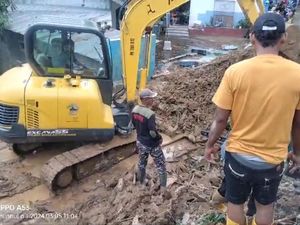 Pembersihan Material Longsor Timbun Rumah di Pemalang Terkendala Cuaca Pembersihan Material Longsor Timbun Rumah di Pemalang Terkendala Cuaca