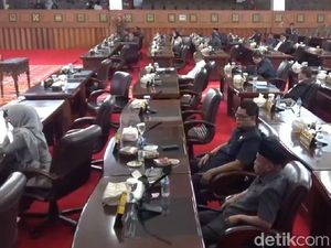 27 Anggota DPRD Jambi Absen Saat Rapat Paripurna Usai Pemilu 27 Anggota DPRD Jambi Absen Saat Rapat Paripurna Usai Pemilu