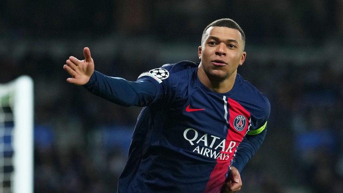Kylian Mbappe mencetak dua gol ke gawang Sociedad di Stadion Anoeta. Foto: Getty Images/Alex Caparros