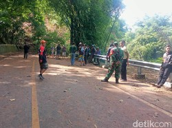 Jalur Nasional Majalengka-Kuningan Tertutup Longsor, Kendaraan Terjebak