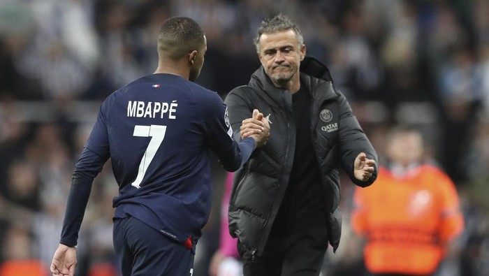 PSGs Kylian Mbappe, shakes hands with PSGs head coach Luis Enrique at the end of the Champions League group F soccer match between Newcastle and Paris Saint Germain at St. James Park, Wednesday, Oct. 4, 2023, in Newcastle, England. (AP Photo/Scott Heppell)